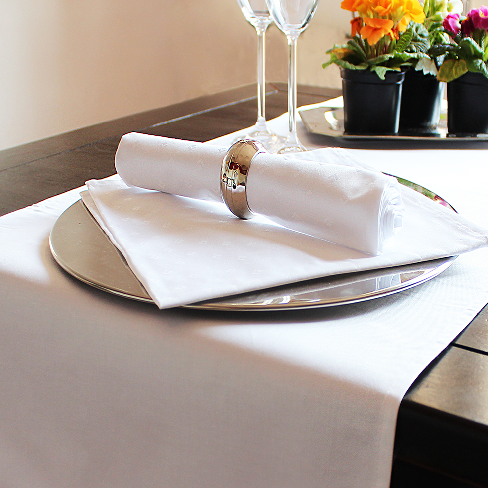 Table runner white whitout pattern